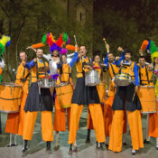 Percusionistas con zancos