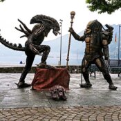 Alien vs Predator living statues