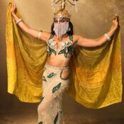 Bailarina oriental con candelabro
