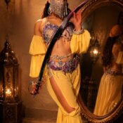 Bailarina oriental con espada